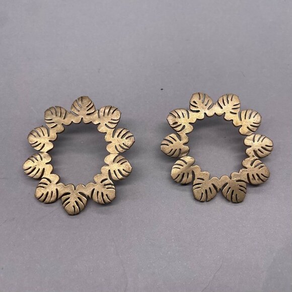 Avrocomy Circle Hawaiian Leaf Stud Brass Earrings Butterfly Closure Gold Tone - Picture 2 of 5